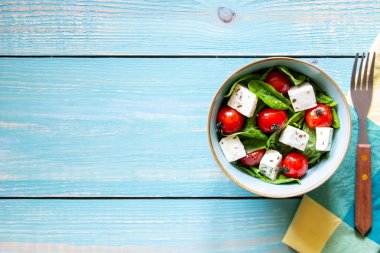 Domates, ıspanak ve peynirli salata. İtalyan mutfağı. Sağlıklı beslenme. Diyet.