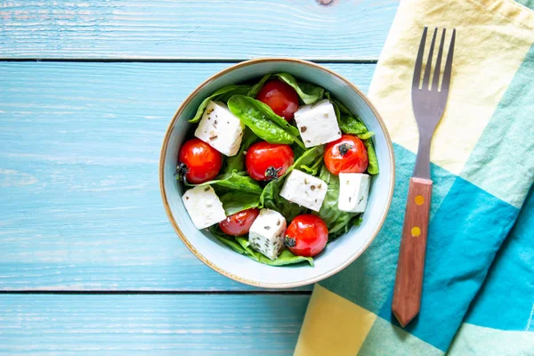 Sałatka z pomidorami, szpinakiem i serem. Dania kuchni włoskiej. Zdrowe odżywianie. Diety. — Zdjęcie stockowe