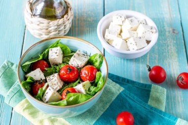 Domates, ıspanak ve peynirli salata. İtalyan mutfağı. Sağlıklı beslenme. Diyet.