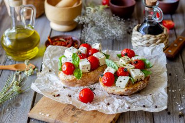 Domates ve peynirli Bruschetta'lar. İtalyan mutfağı. Rustik tarz. Vejetaryen yemekler.
