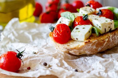 Domates ve peynirli Bruschetta'lar. İtalyan mutfağı. Rustik tarz. Vejetaryen yemekler.