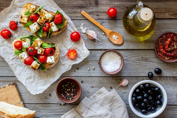 Domates ve peynirli Bruschetta'lar. İtalyan mutfağı. Rustik tarz. Vejetaryen yemekler.