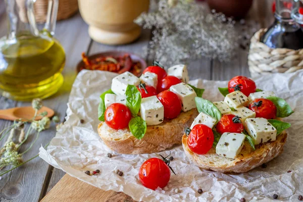 Bruschettas z pomidorami i serem. Dania kuchni włoskiej. Styl rustykalny. Kuchnia wegetariańska. — Zdjęcie stockowe