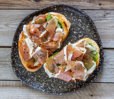 Prosciutto ile Bruschetta . İtalyan mutfağı. Ulusal gıda.