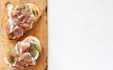 Prosciutto ile Bruschetta . İtalyan mutfağı. Ulusal gıda.