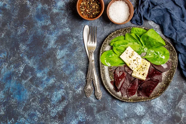 Ensalada de remolacha, espinacas y queso. Alimentación saludable. Comida vegetariana . —  Fotos de Stock