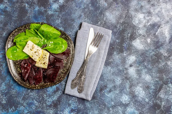 Pancar, ıspanak ve peynir salatası. Sağlıklı beslenme. Vejetaryen yemekler. — Stok fotoğraf