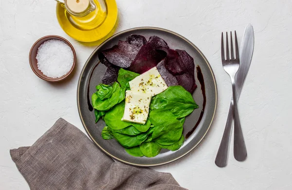 Буряк, салат зі шпинатом та сиром. Здорове харчування. Вегетаріанське харчування. — стокове фото
