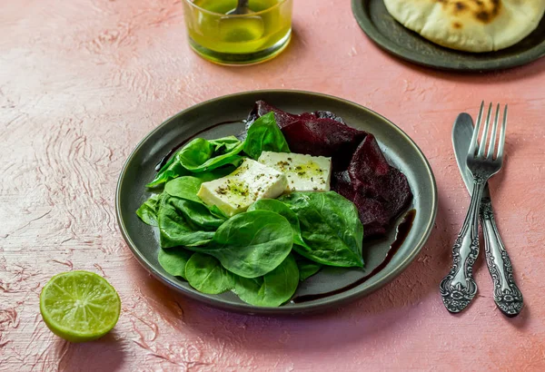 Буряк, салат зі шпинатом та сиром. Здорове харчування. Вегетаріанське харчування. — стокове фото