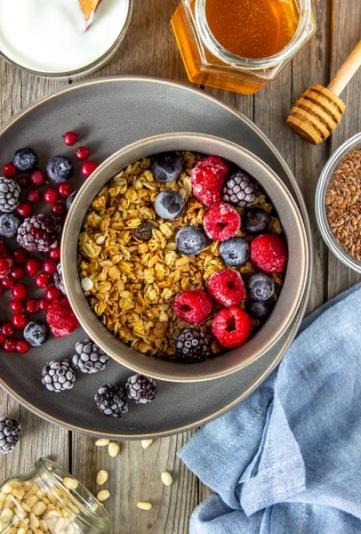 Granola met bessen, yoghurt en honing. Frambozen, bosbessen, krenten. — Stockfoto