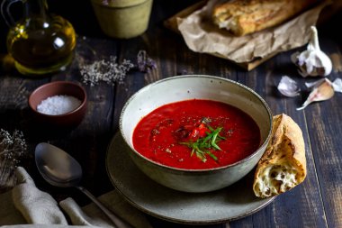 Ahşap bir arka plan üzerinde İspanyol domates çorbası gazpacho. Koyu gıda fotoğrafçılığı.
