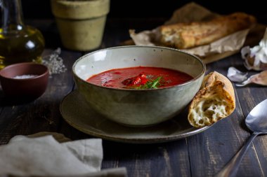 Ahşap bir arka plan üzerinde İspanyol domates çorbası gazpacho. Koyu gıda fotoğrafçılığı.