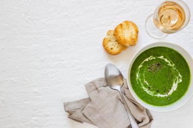 Beyaz bir arka plan üzerinde İspanyol domates çorbası gazpacho. Yeşil çorba.