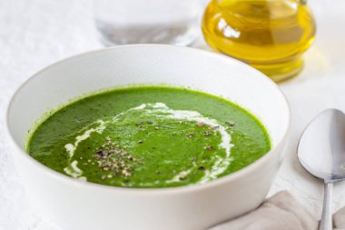 Beyaz bir arka plan üzerinde İspanyol domates çorbası gazpacho. Yeşil çorba.