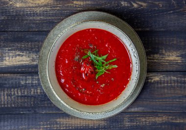 İspanyol domates çorbası gazpacho. Vegeterian yemekleri. Üstte görüntü.