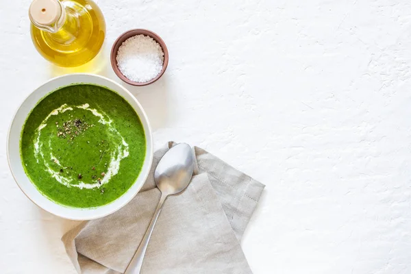 Sopa de tomate espanhol gaspacho em um fundo branco. Sopa verde . — Fotografia de Stock