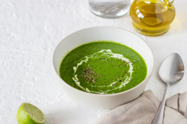 Sopa de tomate espanhol gaspacho em um fundo branco. Sopa verde . — Fotografia de Stock