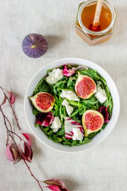 İncirli salata, peynir ve bal. Sağlıklı beslenme.