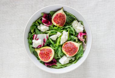 İncirli salata, peynir ve bal. Sağlıklı beslenme.