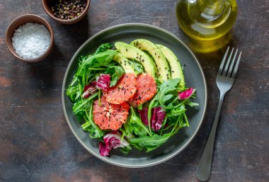 Avokado ve greyfurtlu salata. Sağlıklı beslenme. Vejetaryen yemekler.