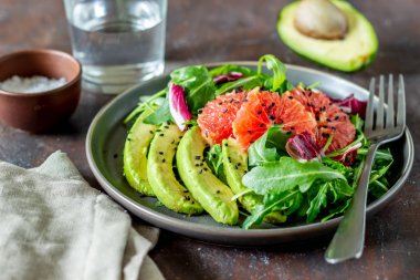 Avokado ve greyfurtlu salata. Sağlıklı beslenme. Vejetaryen yemekler.