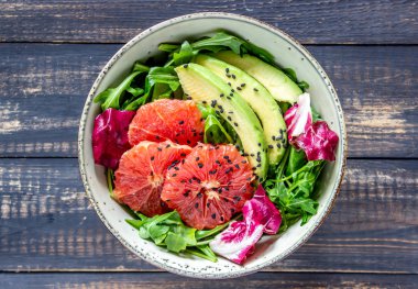 Avokado ve greyfurtlu salata. Sağlıklı beslenme. Vejetaryen yemekler.