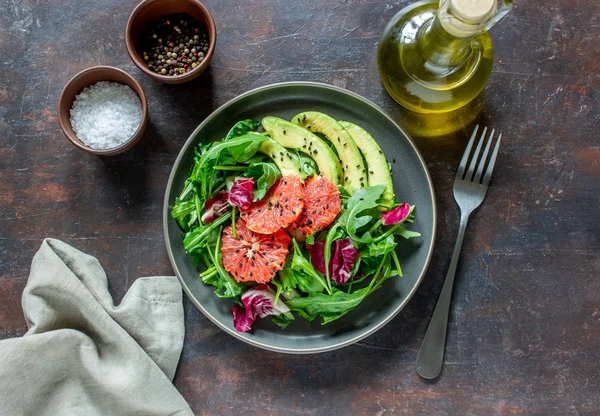 Salat mit Avocado und Grapefruit. Gesunde Ernährung. Vegetarisches Essen. — Stockfoto