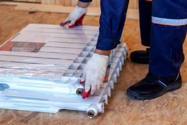 Isıtma radyatörünün montajı. Ev ve daire inşaatı. Oluşturucusu.