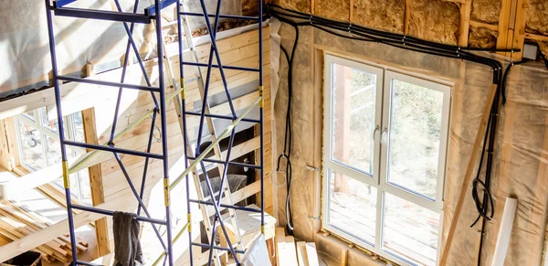 El interior de la casa de madera. Construcción de casas de madera . — Foto de Stock