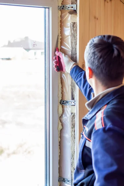 Pencere köpüğü yalıtımı. Ev ve daire inşaatı. Oluşturucusu. — Stok fotoğraf