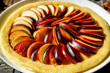 Erikli elmalı turta pişiriyorum. Çiğ turta. Hamur. Yemek tarifleri. Vejetaryen yemeği. Siyah fotoğraf.