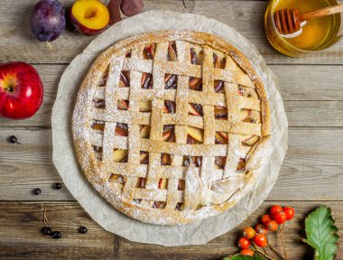 Erikli elmalı turta. Yemek pişirmek. Yemek tarifleri. Vejetaryen yemeği..