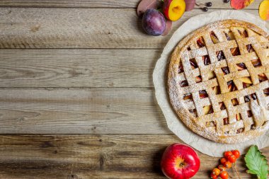 Erikli elmalı turta. Yemek pişirmek. Yemek tarifleri. Vejetaryen yemeği..