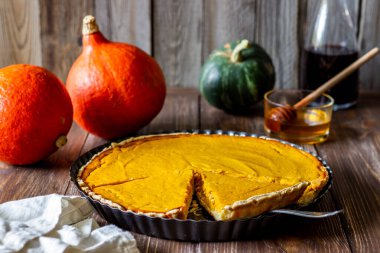 Ahşap arka planda balkabağı turtası. Geleneksel tarif.