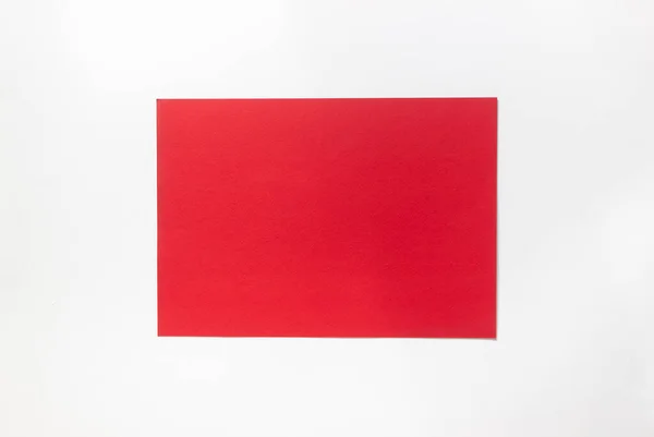Червоний аркуш паперу на білому тлі . — стокове фото