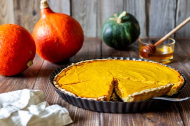 Ahşap arka planda balkabağı turtası. Geleneksel tarif.