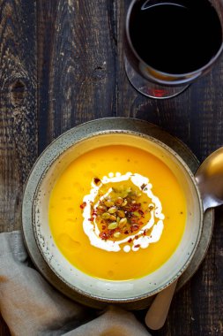 Ahşap zemin üzerinde balkabağı çorbası. Sağlıklı beslenme.