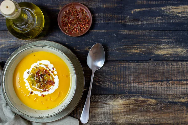 Soupe de citrouille sur un fond en bois. Une alimentation saine . — Photo