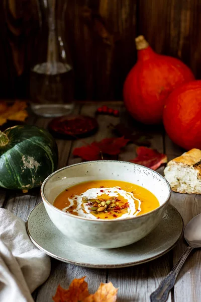 Gresskarsuppe på trebakgrunn. Frisk mat . – stockfoto