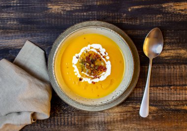 Ahşap zemin üzerinde balkabağı çorbası. Sağlıklı beslenme.