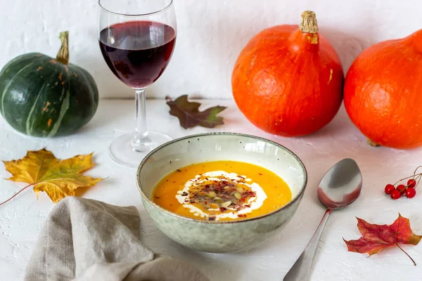 Soupe de citrouille sur fond blanc. Une alimentation saine . — Photo