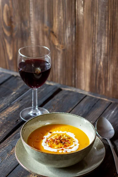 Гарбузовий суп на дерев'яному фоні. Здорове харчування . — стокове фото