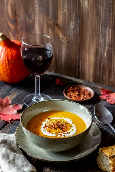 Soupe de citrouille sur un fond en bois. Une alimentation saine . — Photo