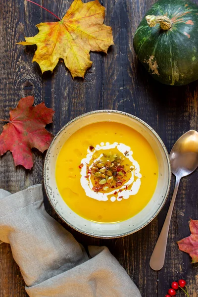 Soupe de citrouille sur un fond en bois. Une alimentation saine . — Photo