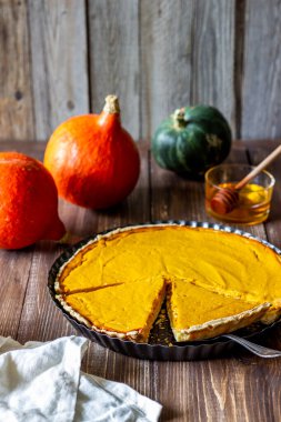 Ahşap arka planda balkabağı turtası. Geleneksel tarif.