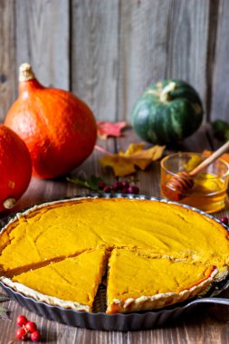 Ahşap arka planda balkabağı turtası. Geleneksel tarif.