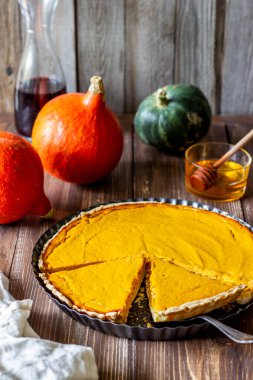 Ahşap arka planda balkabağı turtası. Geleneksel tarif.