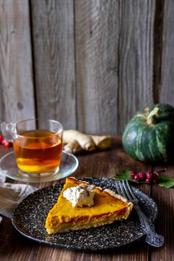 Ahşap arka planda balkabağı turtası. Geleneksel tarif.