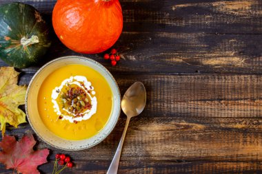 Ahşap zemin üzerinde balkabağı çorbası. Sağlıklı beslenme.