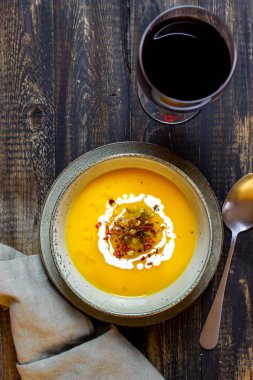 Ahşap zemin üzerinde balkabağı çorbası. Sağlıklı beslenme.